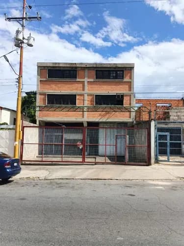 Leandro Araque Inzitu Realtors Ofrece En Venta Edificio Conmercial Con Galpon Dos Niveles Piso Y Mezanina