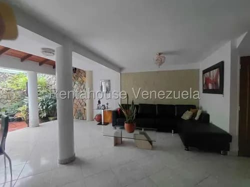 Townhouse Ubicado En Urbanización Privada Con 2 Puestos De Estacionamiento Techados En El Frente De La Propiedad; 1 Entrada Principal Y 1 De Servicio. En Su Panta Principal Un Amplio E Iluminado Salón