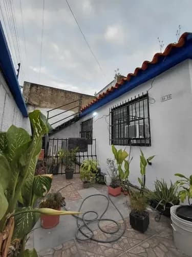 Ofrece En Alquiler Casa Amoblada En San Diego Urbanización Monteserino 240mtrs 3 Habitaciones 2 Baños 1 Puesto De Estacionamiento Tanque Sub Terraneo De 18.000 Litros Pozo De Agua En La Urbanizac