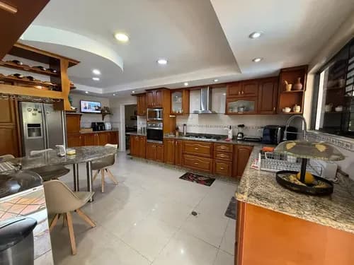 Casa De Lujo Ubicada En San Diego . Una De Las Zonas Más Prestigiosas Del Estado Carabobo, 2 Niveles, Piscina, Terraza, Planta Eléctrica, Pozo Propio. Excelente Ubicación (mer)