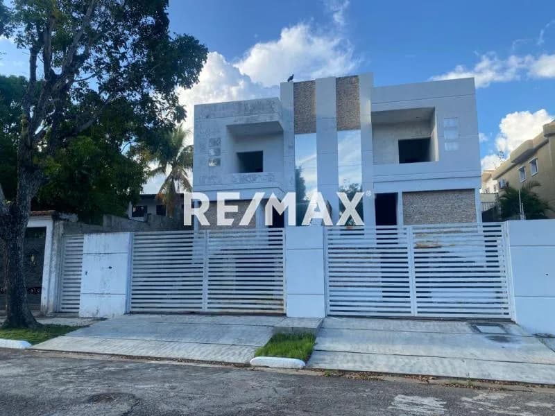Se vende Town house en Guaracarima obra blanca