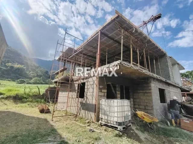 Town House en Venta obra gris Calle Las Rosas San Pablo Sector El Trapiche