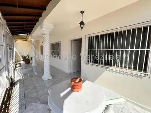Jip 26-14327. Rentahouse Vende Casa De 2 Niveles, 5 Hab, 5 Baños, 4 P/e, En El 2do Nivel Anexo Con 2 Hab/sala/comedor/cocina. Urb La Castellana. La Victoria