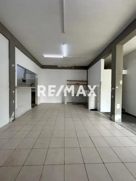 EN ALQUILER LOCAL COMERCIAL CON EXCELENTE UBICACIÓN