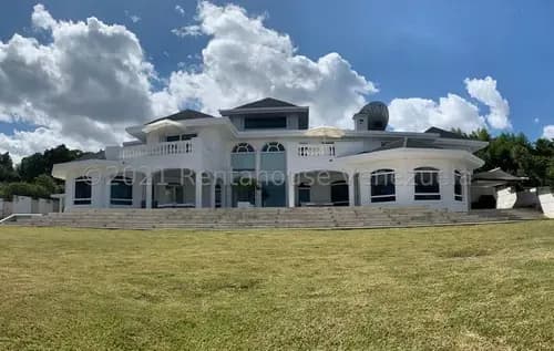 Casa En Venta La Lagunita Country Club De Arquitectura Moderna Con Amplios Jardines Kp #25-3947