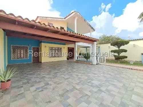 26-9654 Jesus Teran Vende Bella, Espaciosa, Comoda Y Conservada Casa Duplex Con Piscina En Urb Santa Elena Al Este De Bqto
