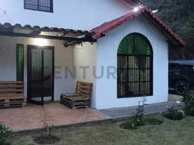 Venta de Terreno con acogedor chalet tipo cabaña en la Colonia Tovar