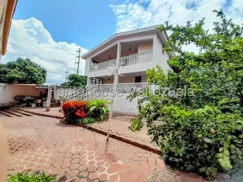 Daniela Linarez Vende Casa De 845.34 M2 Con 6 Habitaciones, 5 Baños, Sala, Comedor, Estudio, Terraza, Edificación Con 2 Apartamentos Independientes En Santa Elena Barquisimeto