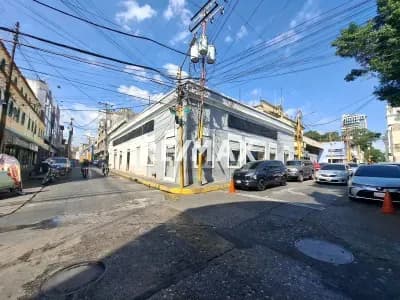 En Venta Local de Esquina Centro de Valencia. 600mts
