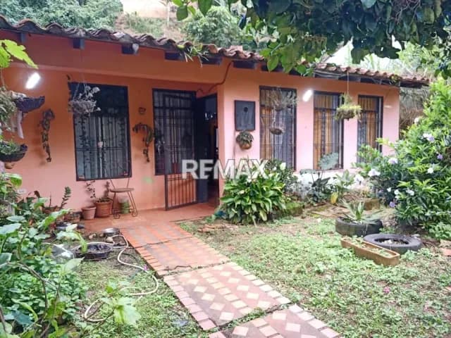 CASA EN EL JUNCO