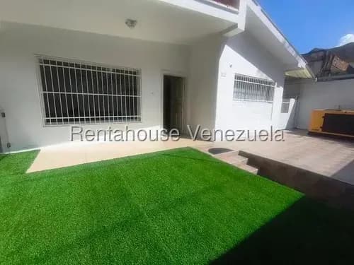 En Alquiler: Cómoda Y Funcional Casa. Cuenta Con 4 Dormitorios (uno En Suite Con Estar Íntimo Y Vestier), 4 Baños, 2 Cocinas Equipadas, Amplio Living-comedor, Patio Y Estacionamiento Para 3 Autos