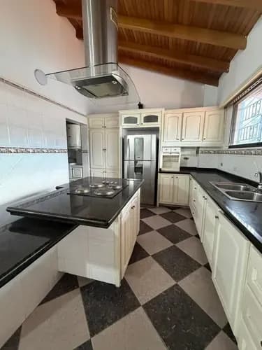 Apartamento Semi Equipado Alquiler Barrio Obrero San Cristobal Tachira 2 Hab Con Baño Clóset Y Aire Acondicionado Medio Baño Auxiliar Calentador Campana, Tope De Cocina Y Nevera