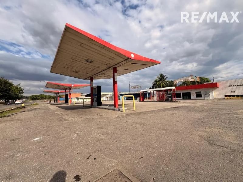 Terreno en venta en Valencia con estación de servicio, permisos vigentes y locales comerciales