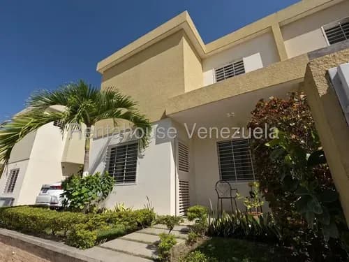 Héctor Malavé Vende Este Hermosa Casa Dúplex, Completamente Amoblada, Combina Comodidad, Modernidad Y Seguridad En Un Entorno Privilegiado En Cabudare.