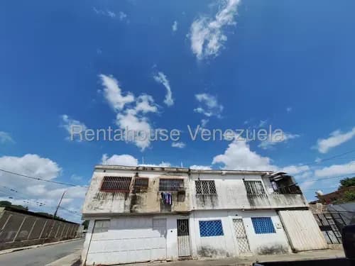 Raíza Suárez Vende 2 6 2 0 8 2 6 Casa Con Tres Apartamentos Totalmente Independientes, 7 Amplias Habitaciones, 4 Baños, Estacionamiento Techado Y Seguro Para 3 Vehículos, Oeste Barquisimeto
