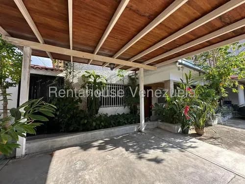 Casa En Venta Construida Sobre 594mts De Terreno En La Emblematica Urbanizacion La Arboleda, Importante Punto Residencial Y Comercial En La Zona Norte De Maracay. Fácil Acceso A Las Principales Avenid