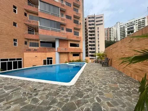 F-4954. Alexora Vende Lujoso Apartamento Amoblado, Ubicado En Piso Alto, En Urb. El Bosque. Res. Risbel Garden (3,3,2)