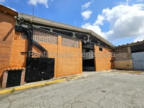 Daniela Linarez Vende Excelente Galpón De 800 Mt2 Con Áreas Administrativas, Baños, Ubicado En La Zona Industrial De Barquisimeto