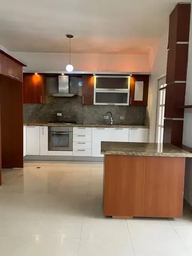 Leandro Araque Initu Realtors Vende Townhouse En Residencias Monte Plata, Trigal Norte Sector Piedras Pintadas.