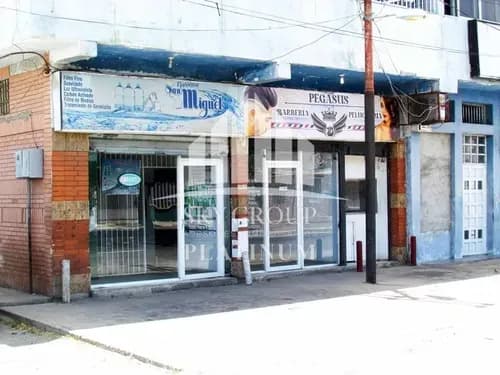 Local Comercial, En La Av. Principal De Antiguo Aeropuerto, Punto Fijo. Pll-295