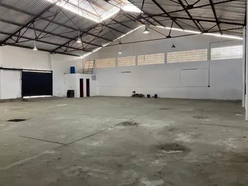 Galpon En Alquiler A Media Cuadra Av Bolivar Parroquia San Jose 600 Mts2 (solo Clientes) 327212