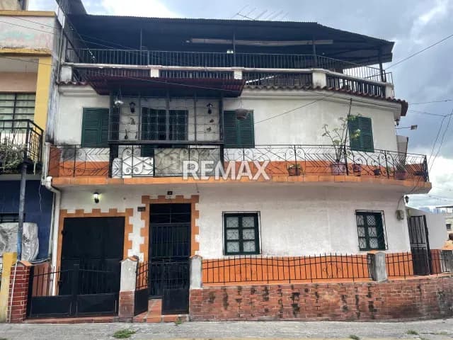 Venta de casa Multifamiliar en Alta Vista, Catia (Dos Apartamentos Independientes y Local)