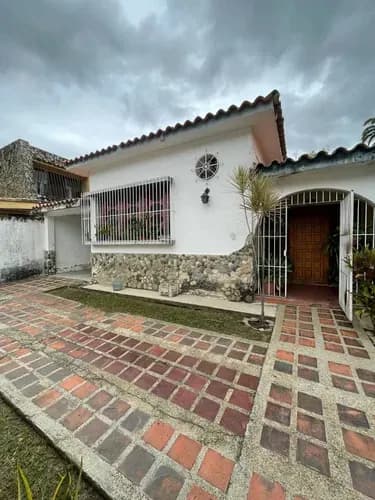 Casa Para Remodelar En Venta Ubicado En La Urb. Guaparo, Valencia, Edo. Carabobo.