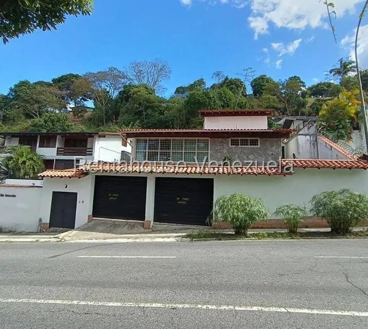 Casa (Multipes Niveles) en Venta en Prados del Este, Distrito Metropolitano