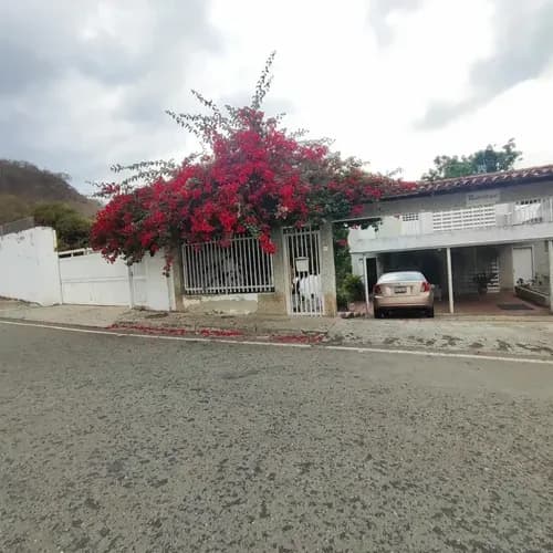 Quinta En Venta Cumbres De Curumo Para Remodelar