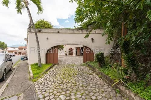 Af- Casa En Venta En Colinas De Santa Mónica, Ubicada En Calle Cerrada, Vista Panorámica, Habitaciones Con Baño Privado, Agua Constante
