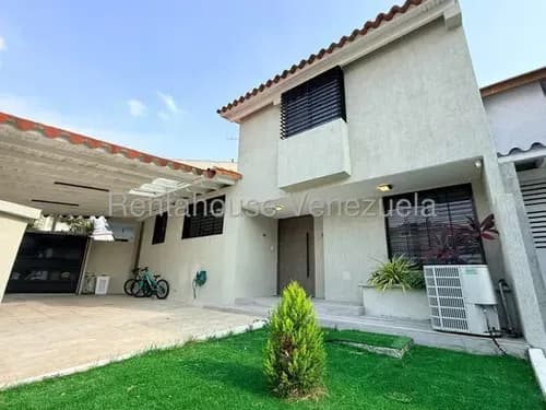 Karen Burgos Vende Exclusiva Casa Al Este De Barquisimeto, Redefine El Lujo Y El Confort, Amplios Jardines Internos, Cómodas Habitaciones, Baños Modernos.