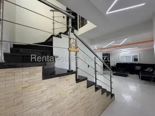 Moderna Casa De 348m² De Construcción Al Este: Totalmente Remodelada, 5 Hab, 2 Terrazas, Piscina Y Conectada A Planta @eloisabermudez.rah