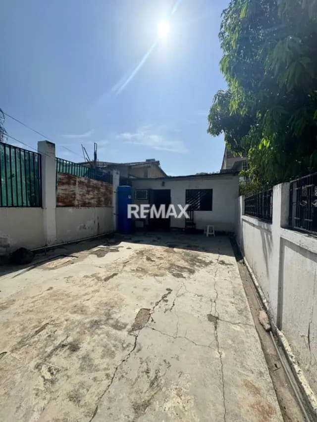 Casa para REMODELAR Urb Guaraguao