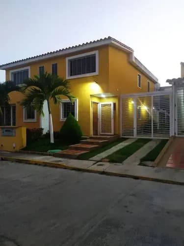 A Media Cuadra Del Cc Buenaventura