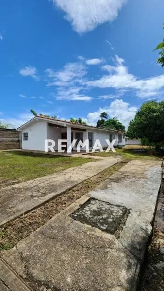SE VENDE CASA CON AMPLIO TERRENO EN SECTOR JUANICO.