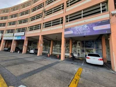 Local a pie de la Av. Fuerzas Armadas-C.C Vegas del Neverí, Barcelona