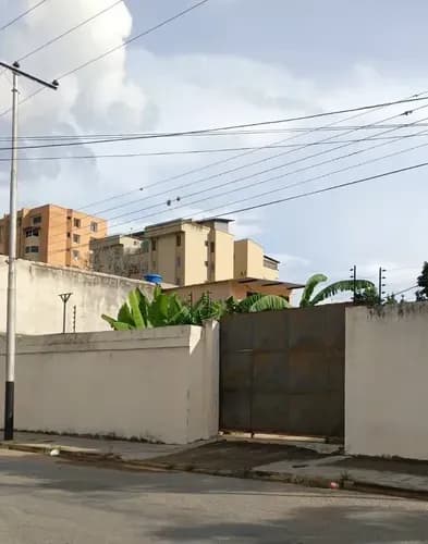 En Venta Terreno Con Bienhechurias Urb. Agua Blanca Valencia