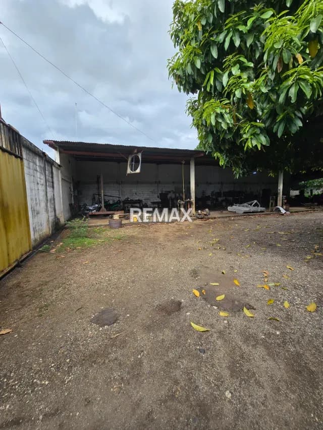 TERRENO CON BIENHECHURIAS EN VENTAS