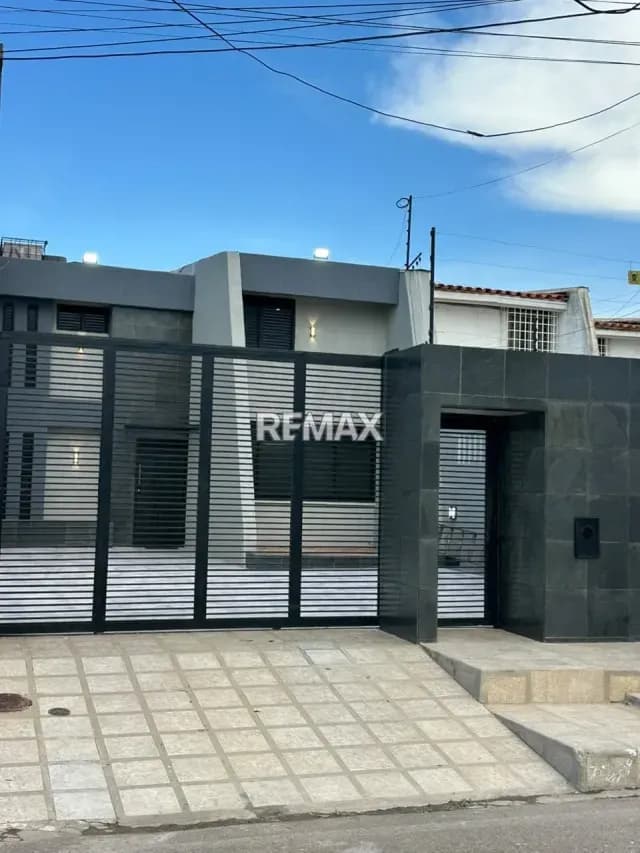 TOWNHOUSE EN VENTA URB. LAGO MAR BEACH