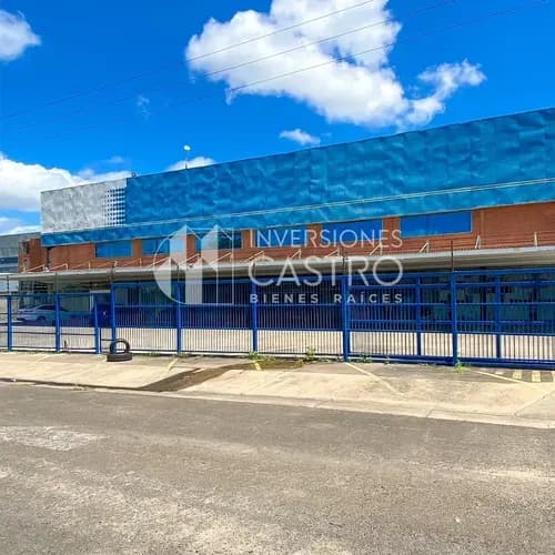 En Venta: Amplio Galpón De 2.400mts2, Ubicado En Zona Ind. Los Pinos, Plena Av. Caracas. Puerto Ordaz Edo. Bolívar.
