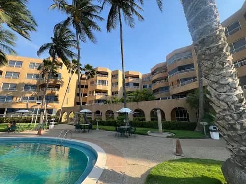 Se Alquila Comodo Apartamento En Residencias Playa Mar Avenida Américo Vespucio De La Ciudad De Lechería, Con Salida A La Playa. El Apartamento Cuenta Con 105 Mtrs De Superficie, 2 Habitaciones, 2 Ba