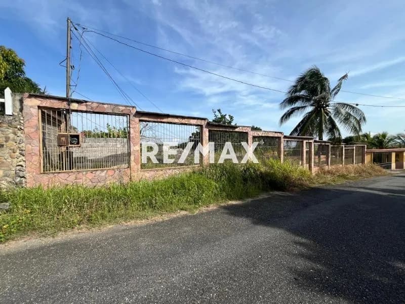 Terreno con Construcción en Venta Urbanización Lomas del Manzano III - Barquisimeto
