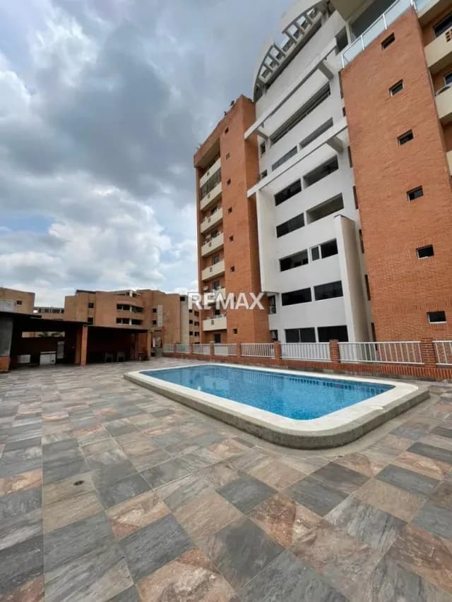 En venta apartamento con planta 100% en Res. Continental Garden- Trigaleña