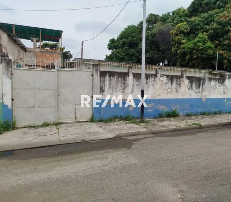 Se vende terreno con bienechuria construida en Santa Rosa, Av Farriar. Ideal para convertirlo en comercial, zonas de galpones.