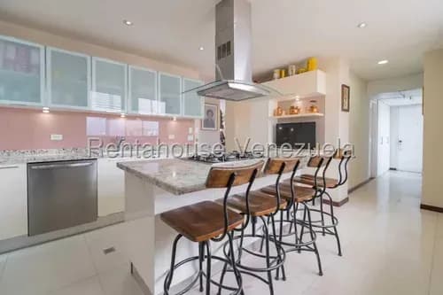Hermoso Apartamento En Venta En El Country Club. 26-20890
