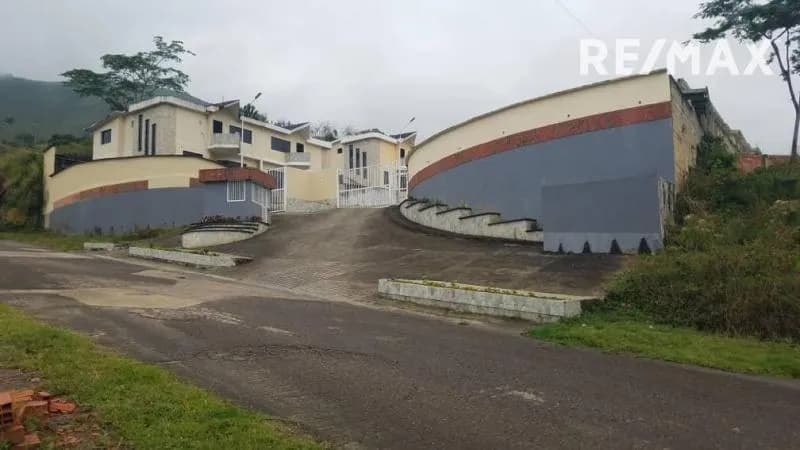 SE VENDE CASA EN LA URB PRADOS DE TACHIRA COUNTRY