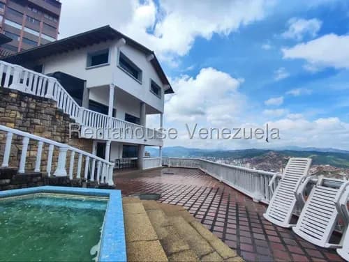 Excelente Casa Multifamiliar Con Muy Buena Distribución Con Una De Las Mejores Vista De Toda Caracas