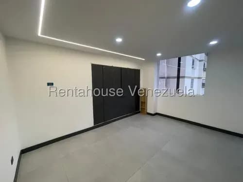 Abella 2618466 Completamente Remodelado Con Acabados De Primera. Cuenta Con 2 Habitaciones 2 Baños Completos Uno De Ellos Con Increíble Bañera , Área De Lavandería.no Falta El Agua.