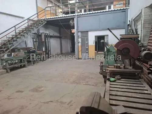 Raíza Suárez Vende 2 5 1 8 0 1 6 Edificación De 320 M2, Área Del Galpón 8 M De Altura, Local Comercial Con Oficina, Área De Trabajo En Mezzanina, Terraza En El Centro Barquisimeto