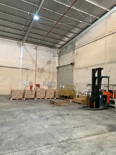 Fernando & Yosmar Alquilan Galpón Zona Industrial Castillito. (sólo Clientes)